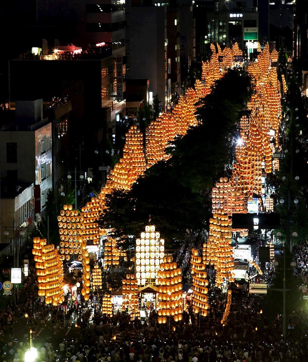 大通りを埋めつくす竿燈