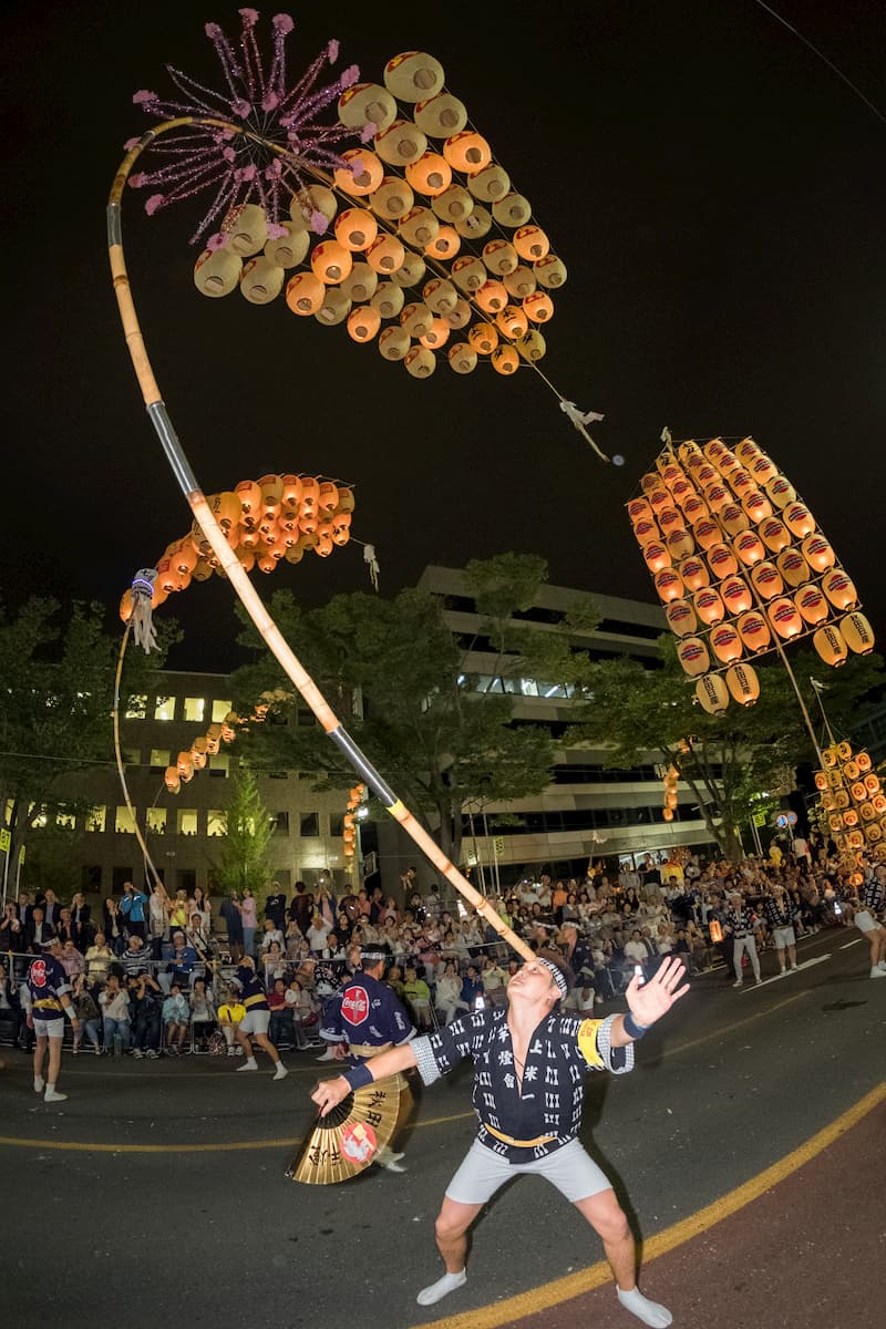 大きくしなった竿燈