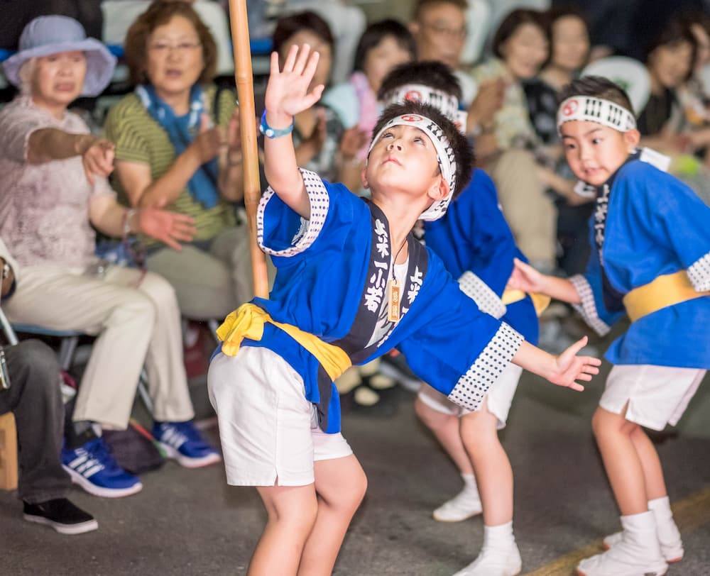 幼若の演技をする子ども