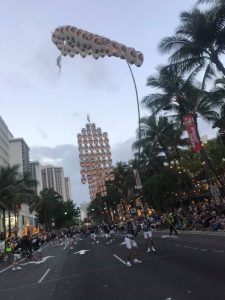 ビーチ付近の大通り演技写真